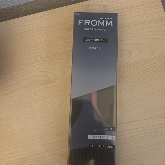 Fromm color kit set has mixing bowls color brushes for applying color to hair - Picture 4 of 4